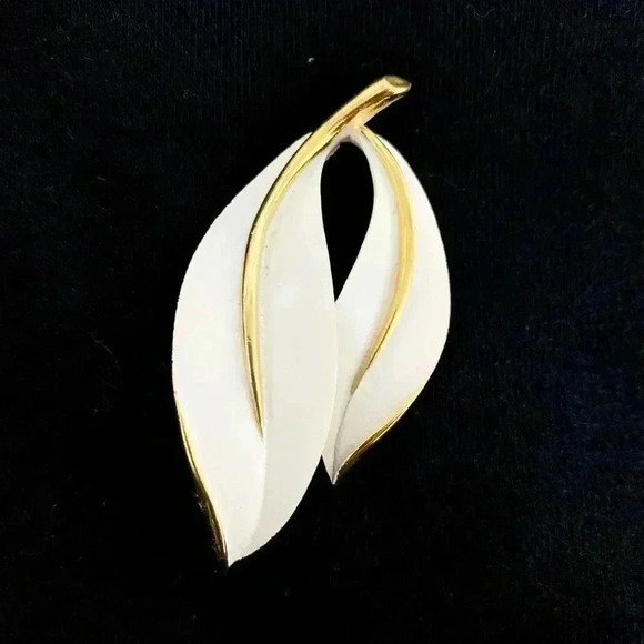 1960’s Sarah Coventry Pearlized Perfection white and gold leaf Brooch Pin - Picture 1 of 6